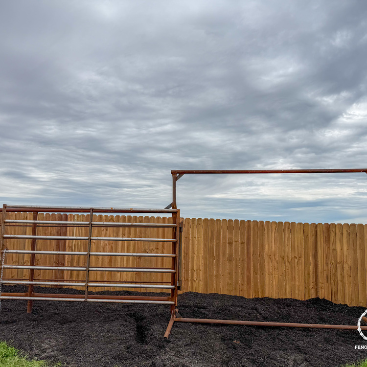 Fence and gate work in Freeport, Illinois