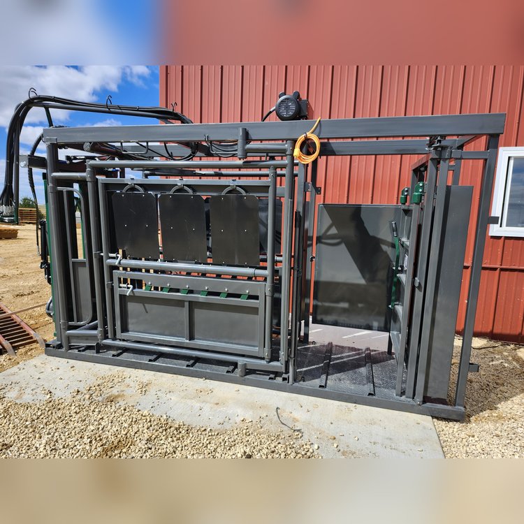 Tuff Built Deluxe Hydraulic Squeeze Chute for sale in Madison, Wisconsin