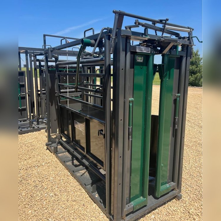 Tuff Built Economy Squeeze Chute for sale in Madison, Wisconsin